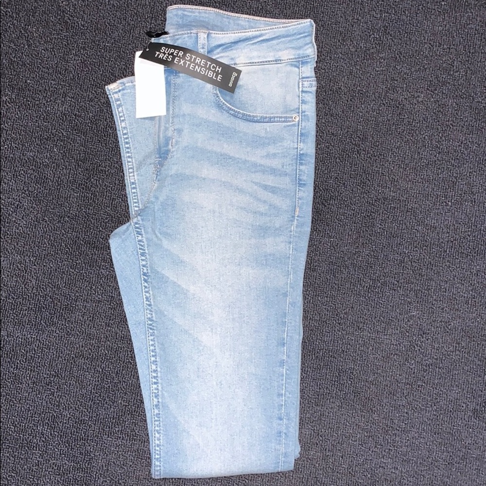 DIVIDED JEANS-NWT✨